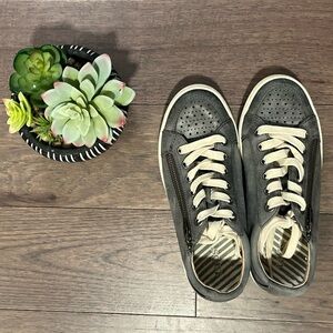 Taos Gray Women’s Sneaker | Size 6 | EXCELLENT condition